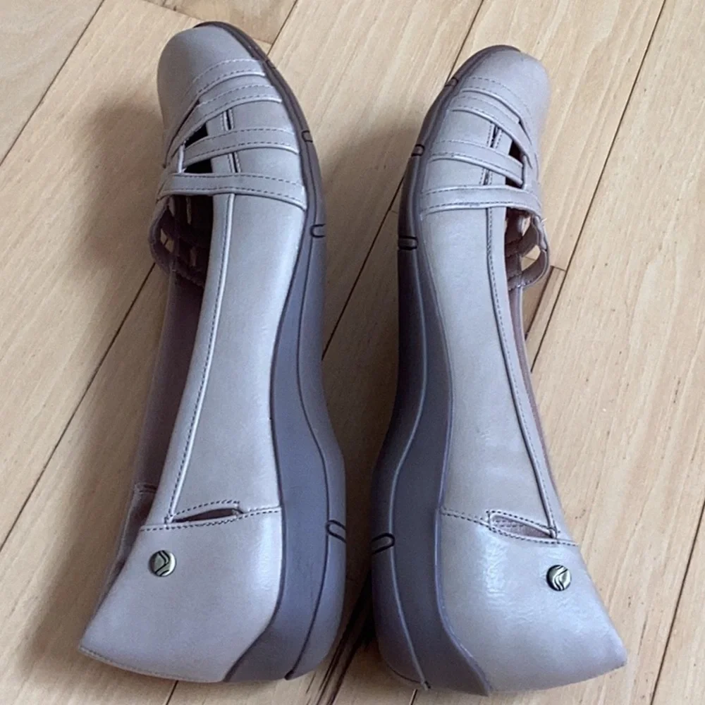 Life Stride diverse flats in taupe
